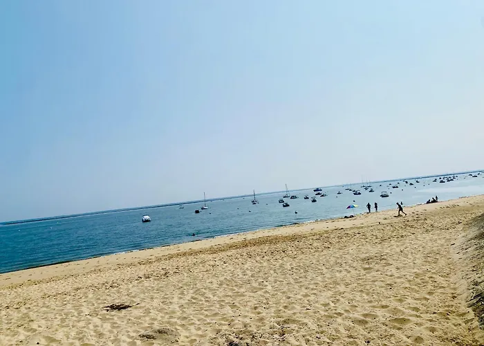 Maison Proche Plage Et Centre Ville, Climatisee Avec Menage, Draps Et Serviettes Inclus بيت للعطل